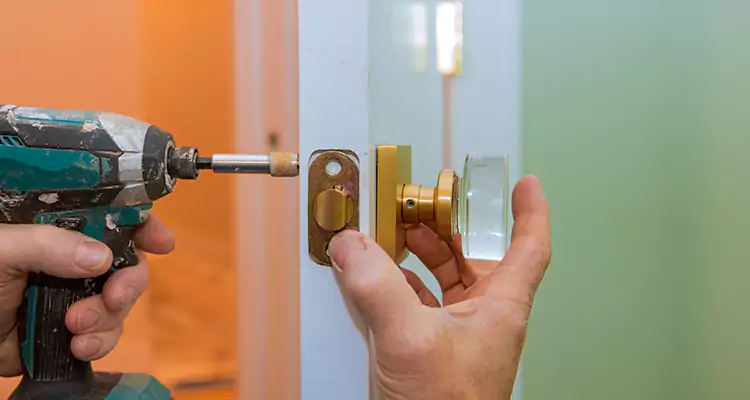 Broken Door Knob Fix in Land O' Lakes, FL